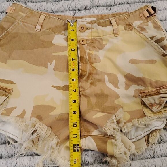Free People commander cutoff camo shorts sz 4 - Picture 7 of 13
